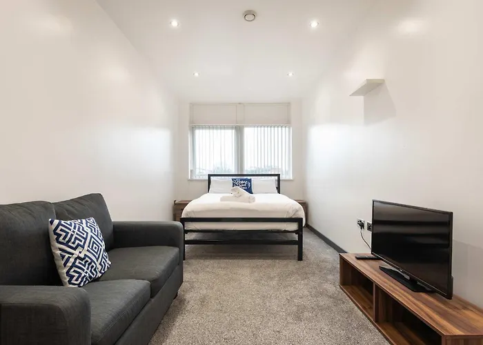 Spacious Studio Apartment In Central Hull