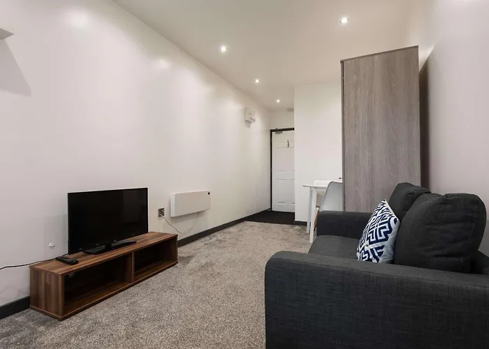 Spacious Studio Apartment In Central Hull